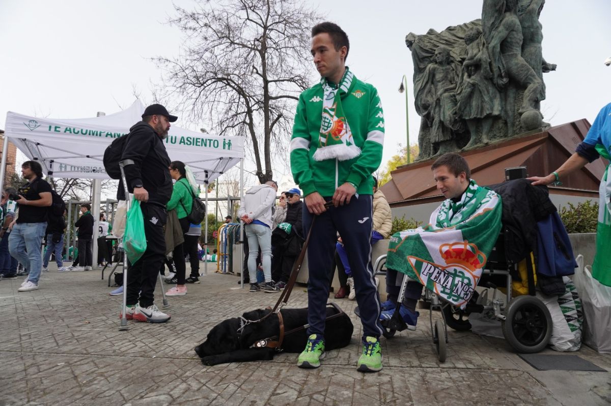 Aficionados con discapacidad antes de entrar esta tarde al Benito Villamarín