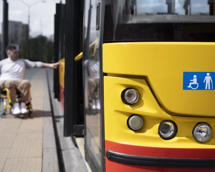 Persona en silla de ruedas queriendo subir al bus